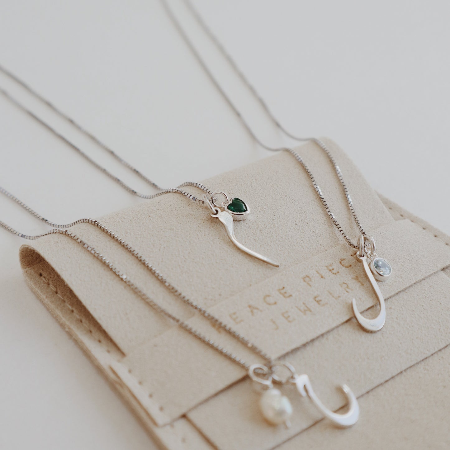 سنسال حرف (م) مع قلب أخضر