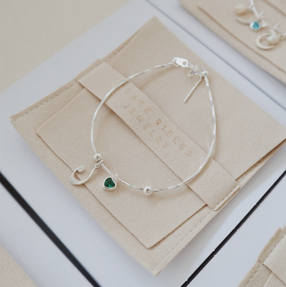 إسوارة حرف (ن) مع قلب أخضر PeacePiecesJewelry