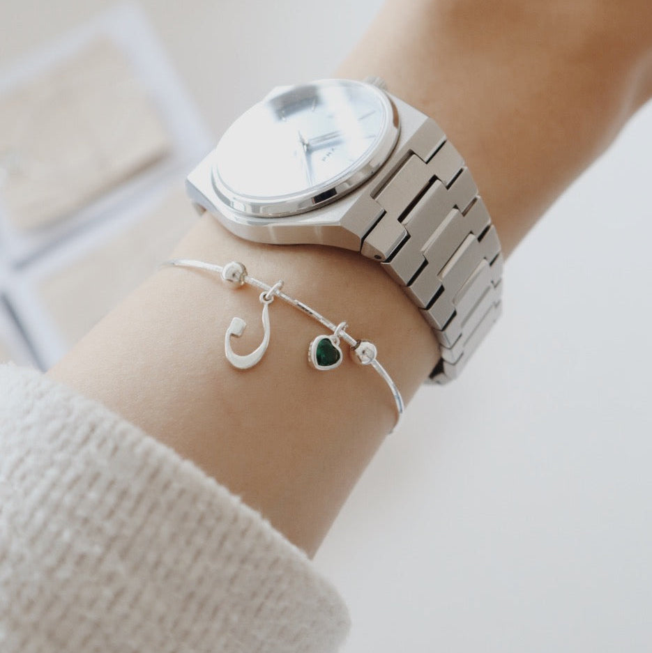 إسوارة حرف (ن) مع قلب أخضر PeacePiecesJewelry