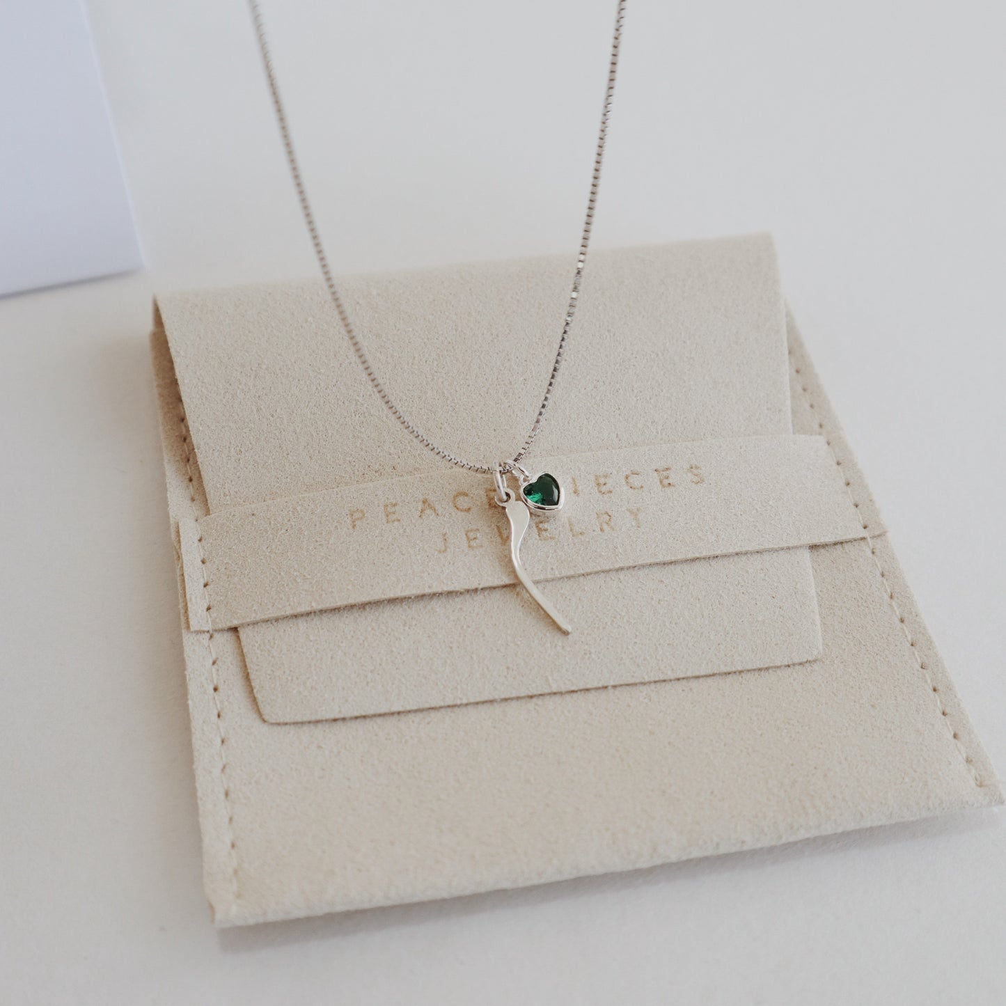 سنسال حرف (م) مع قلب أخضر