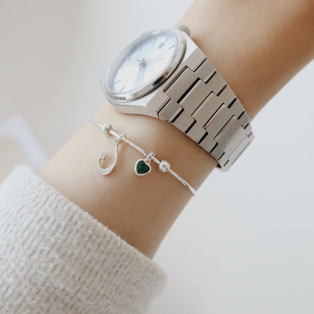 إسوارة حرف (ن) مع قلب أخضر PeacePiecesJewelry