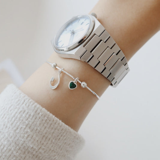 إسوارة حرف (ن) مع قلب أخضر