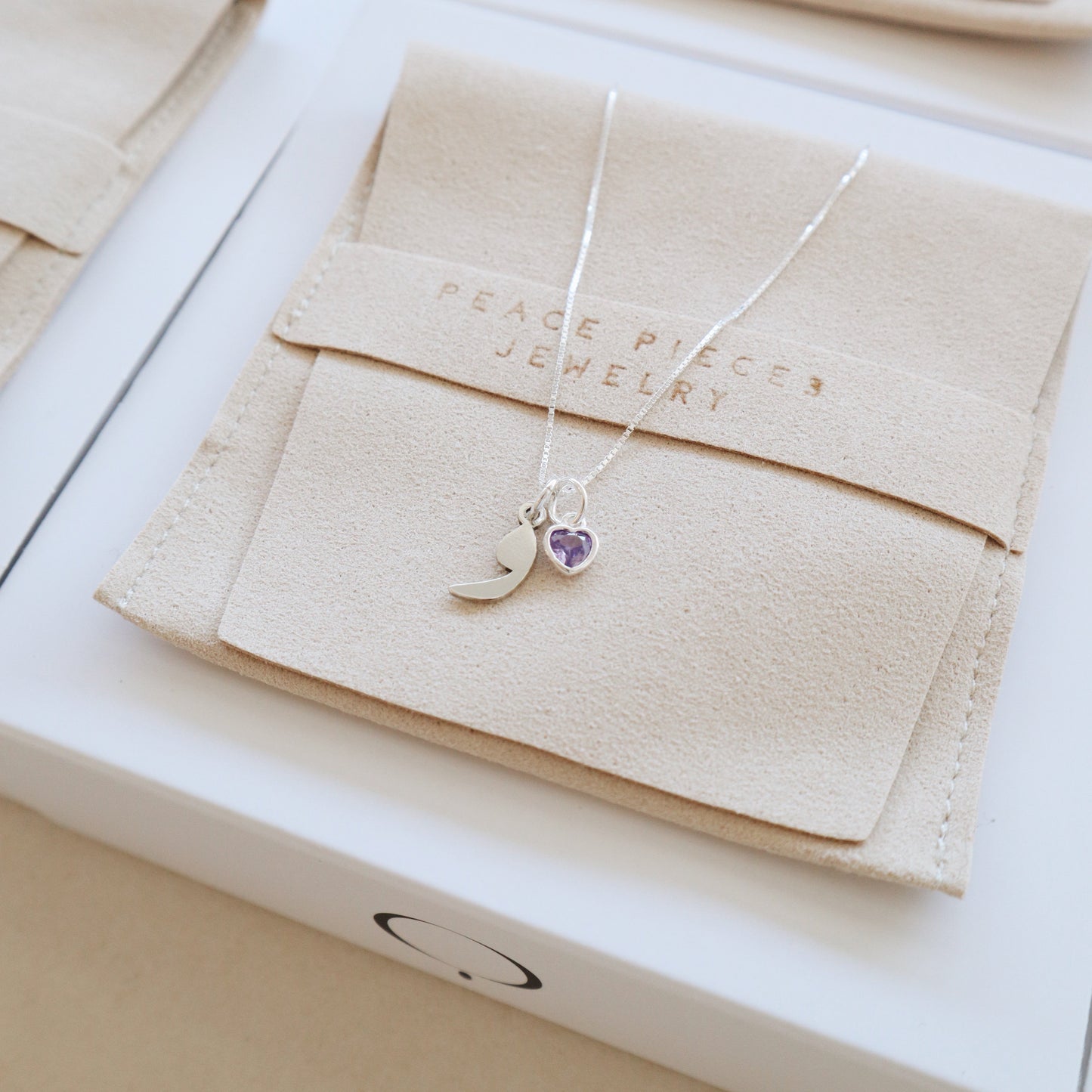 سنسال حرف (و) مع قلب بنفسجي