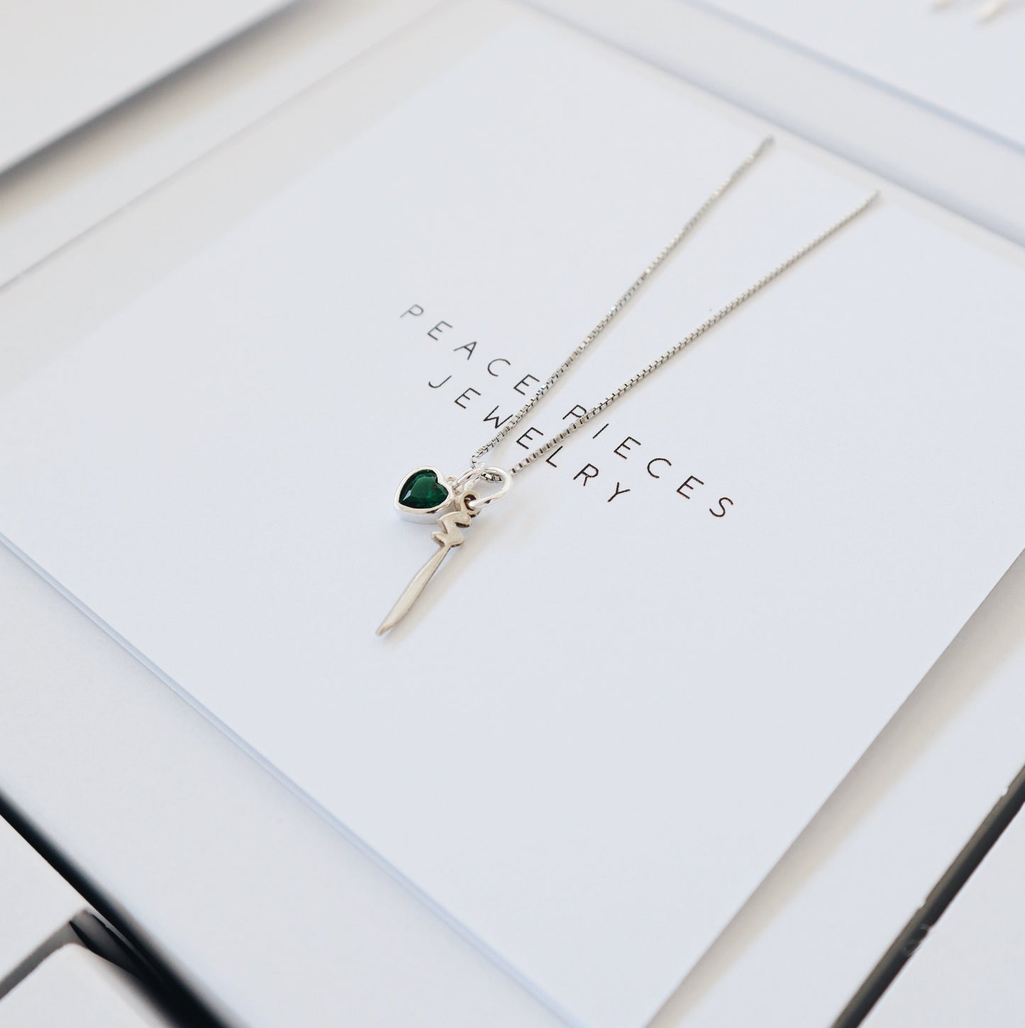 سنسال حرف (أ) مع قلب أخضر